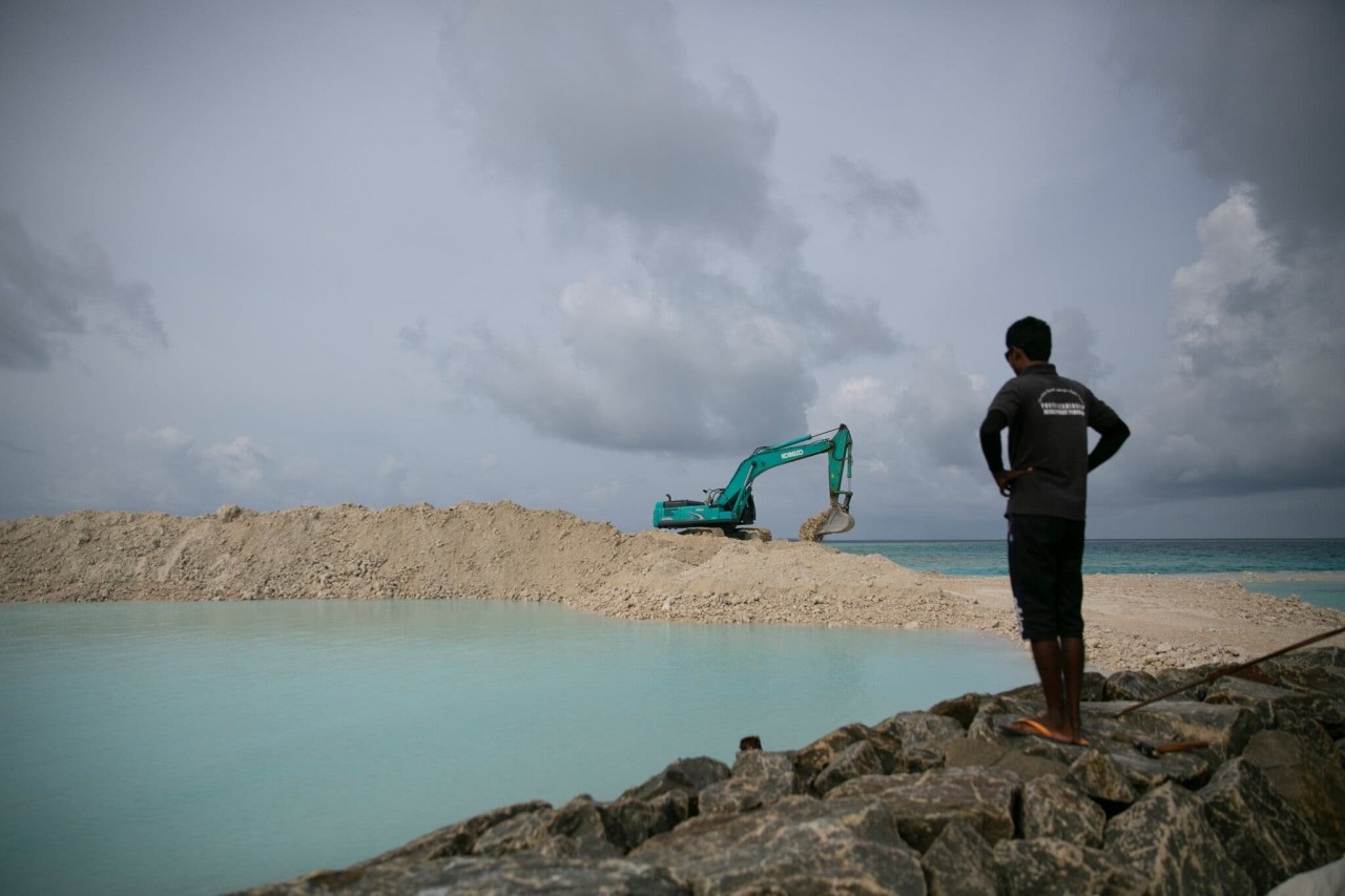 Một bức tường chắn sóng được xây dựng vào tháng 10/2021 tại Guraidhoo, Maldives. Quần đảo nằm trên Ấn Độ Dương này là một trong những nơi dễ bị tổn thương nhất trước nguy cơ gia tăng mực nước biển. (Nguồn: NYT)