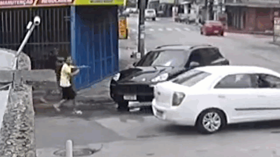 Băng cướp tấn công người lái xe Porsche 