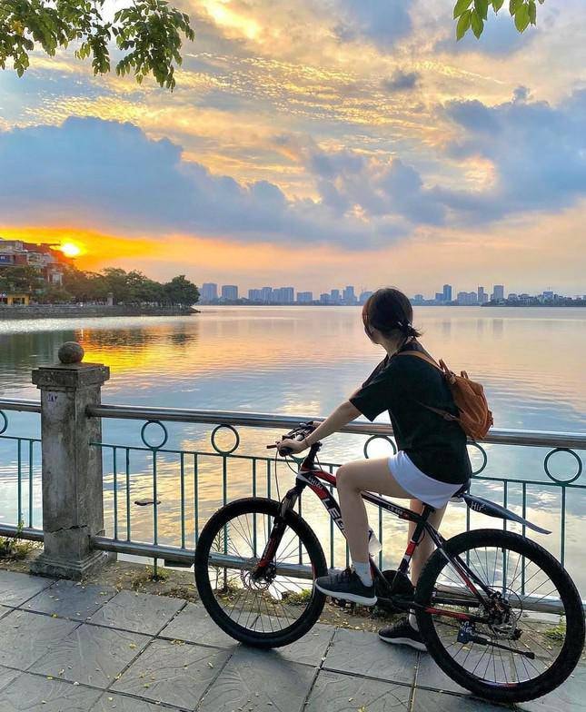 Đạp xe ở Hồ Tây, cô gái để lộ cơ thể vì chiếc quần