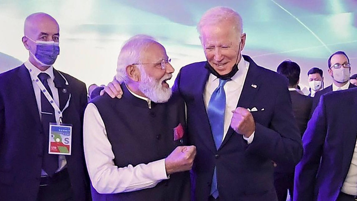 (10.31) Thủ tướng Ấn Độ Narendra Modi và Tổng thống Mỹ Joe Biden trò chuyện trong Thượng đỉnh G20 tại Rome, Italy. (Nguồn: Press Trust of India)