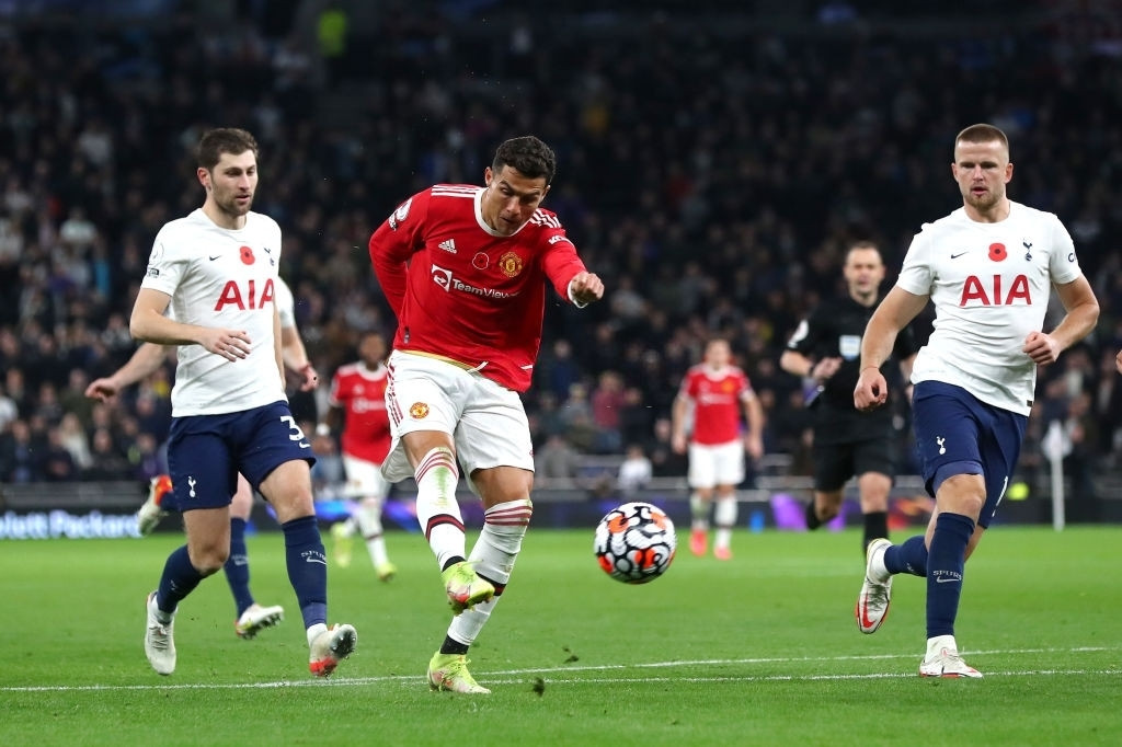 Kết quả Ngoại Hạng Anh: Ronaldo tỏa sáng, Man Utd thắng thuyết phục Tottenham - 1