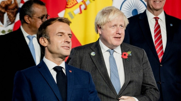 (10.31) Tổng thống Pháp Emmanuel Macron và Thủ tướng Anh Boris Johnson đứng chụp ảnh lưu niệm tại Thượng đỉnh G20 ở Rome, Italy. (Nguồn: AFP)