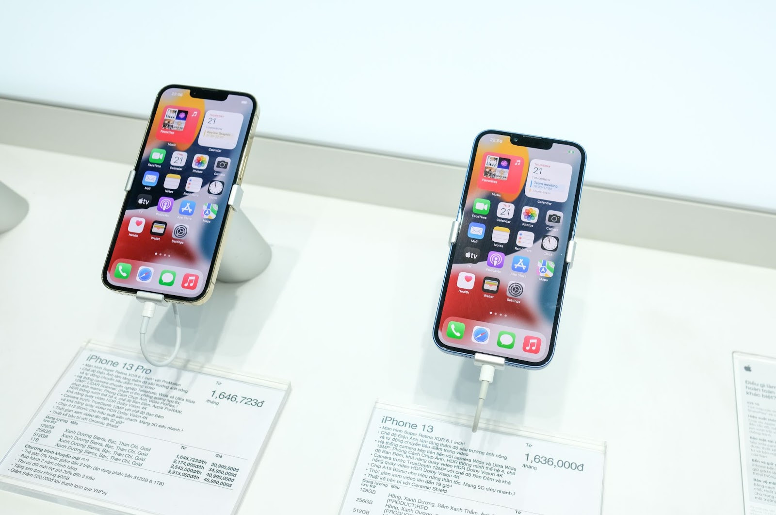 Vừa lên kệ, 2 mẫu iPhone 13 bất ngờ giảm giá mạnh tại Việt Nam - Ảnh 1.