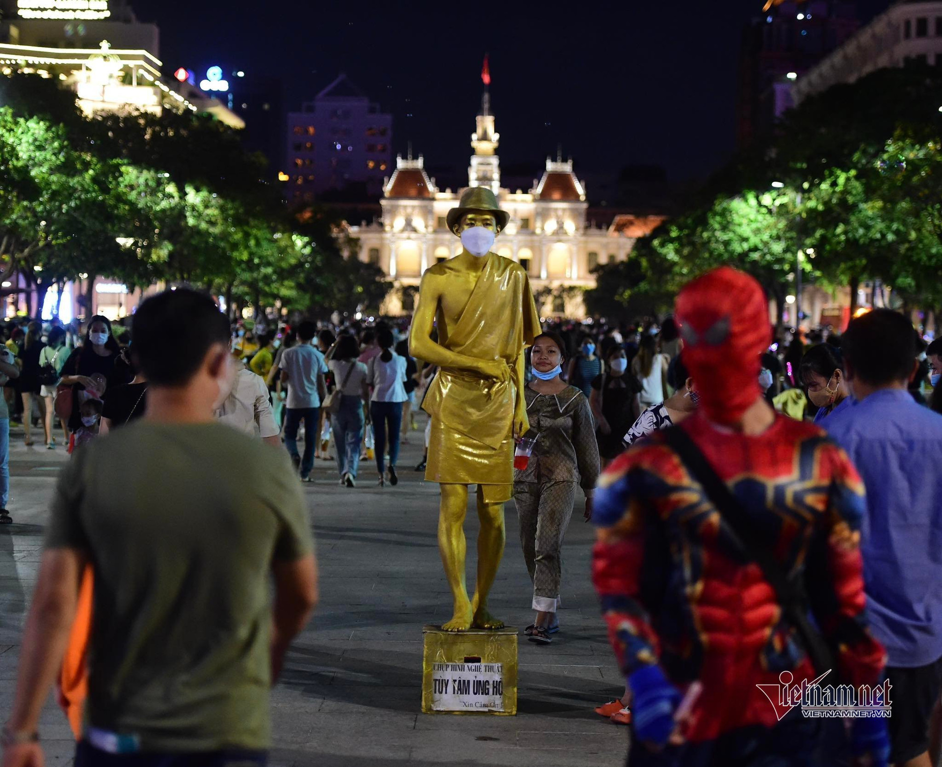 Giới trẻ Sài Gòn đổ ra phố đi bộ đón Halloween