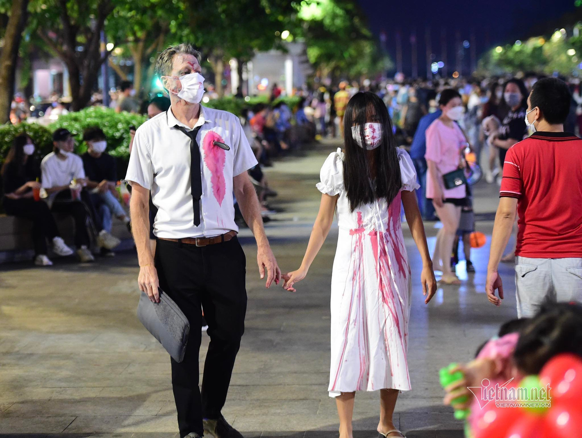 Giới trẻ Sài Gòn đổ ra phố đi bộ đón Halloween