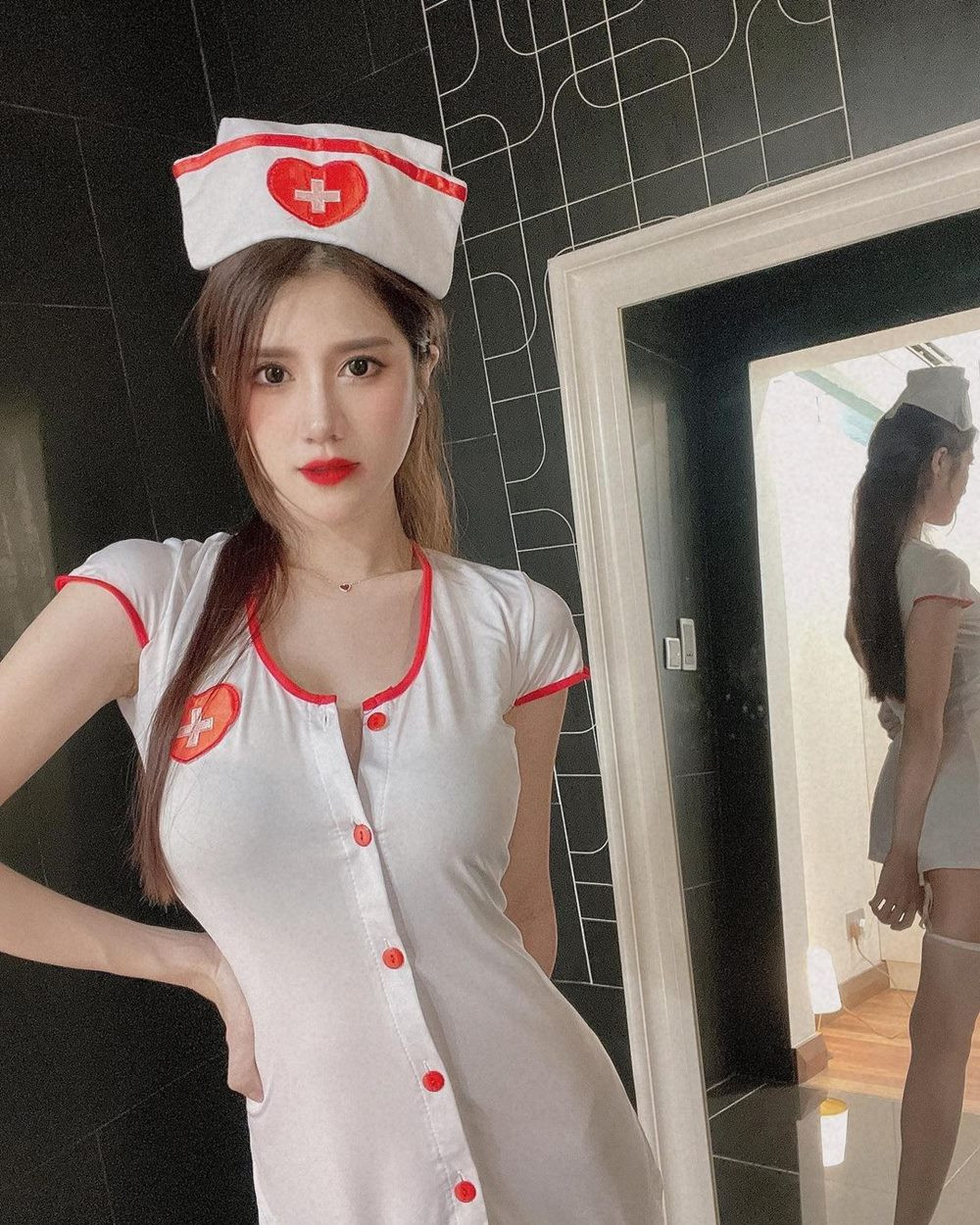 Nhiều người đẹp bị phản đối vì hóa trang cô y tá nóng bỏng trong ngày Halloween - 8