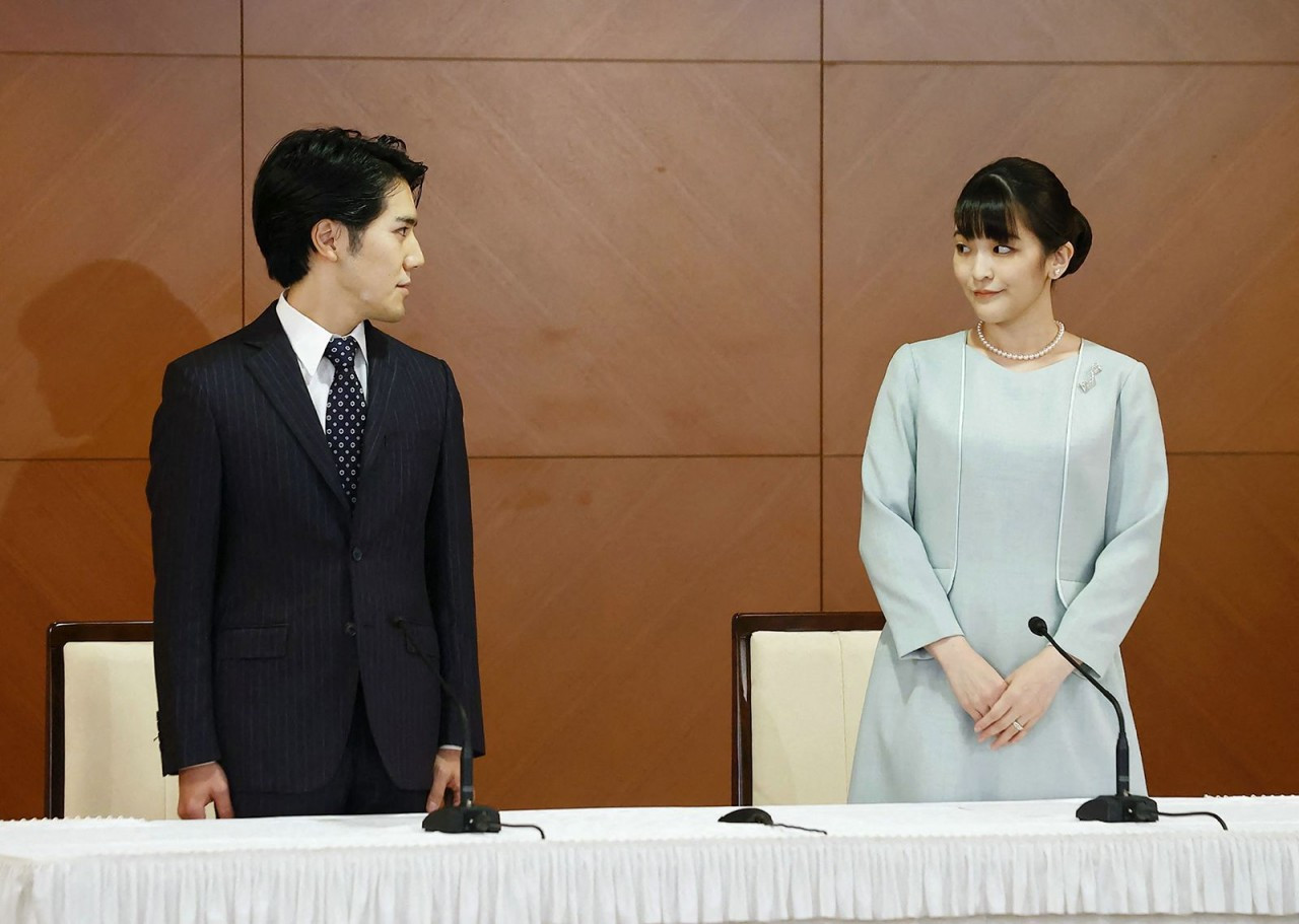 Công chúa Mako của Nhật Bản và hôn phu, Kei Komuro, thông báo về cuộc hôn nhân của họ trong một cuộc họp báo ở Tokyo, ngày 26/10. Công chúa Mako đã từ chối khoản thừa kế hàng triệu USD từ Hoàng gia, từ bỏ tước vị Công chúa để được kết hôn với một dân thườ