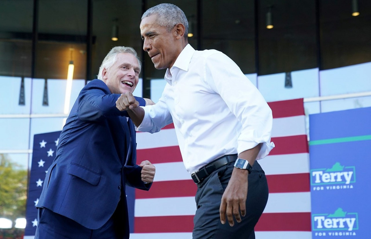Ông Terry McAuliffe, thành viên đảng Dân chủ tranh cử thống đốc ở Virginia, chào đón cựu Tổng thống Mỹ Barack Obama tại cuộc mít tinh vận động tranh cử ở Richmond, ngày 23/10. (Nguồn: Reuters)