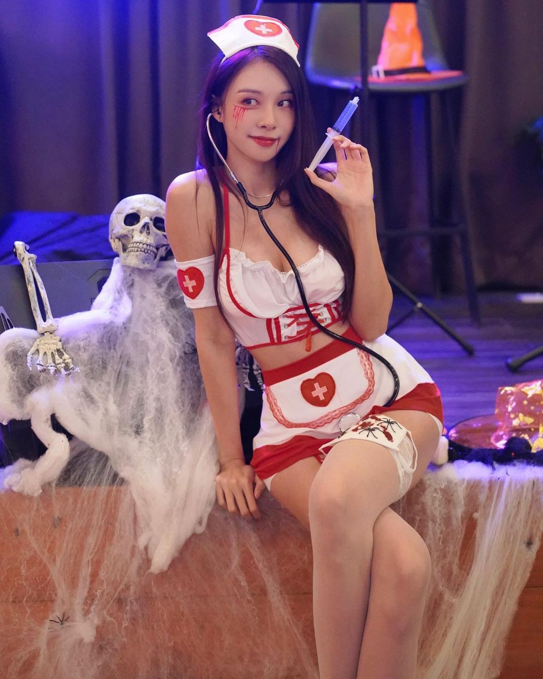 Nhiều người đẹp bị phản đối vì hóa trang cô y tá nóng bỏng trong ngày Halloween - 7