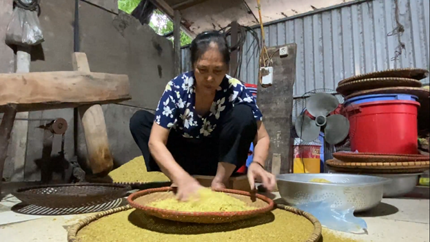 Bà Nguyễn Thị Lạng – một người làm cốm lâu năm ở Mễ Trì