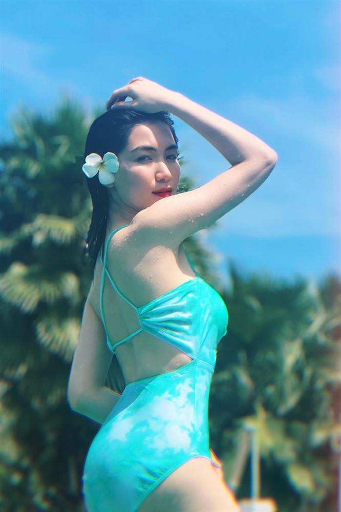 Hòa Minzy mặc bikini mướt mát vẫn than thở vì vóc dáng xuống cấp sau sinh-3