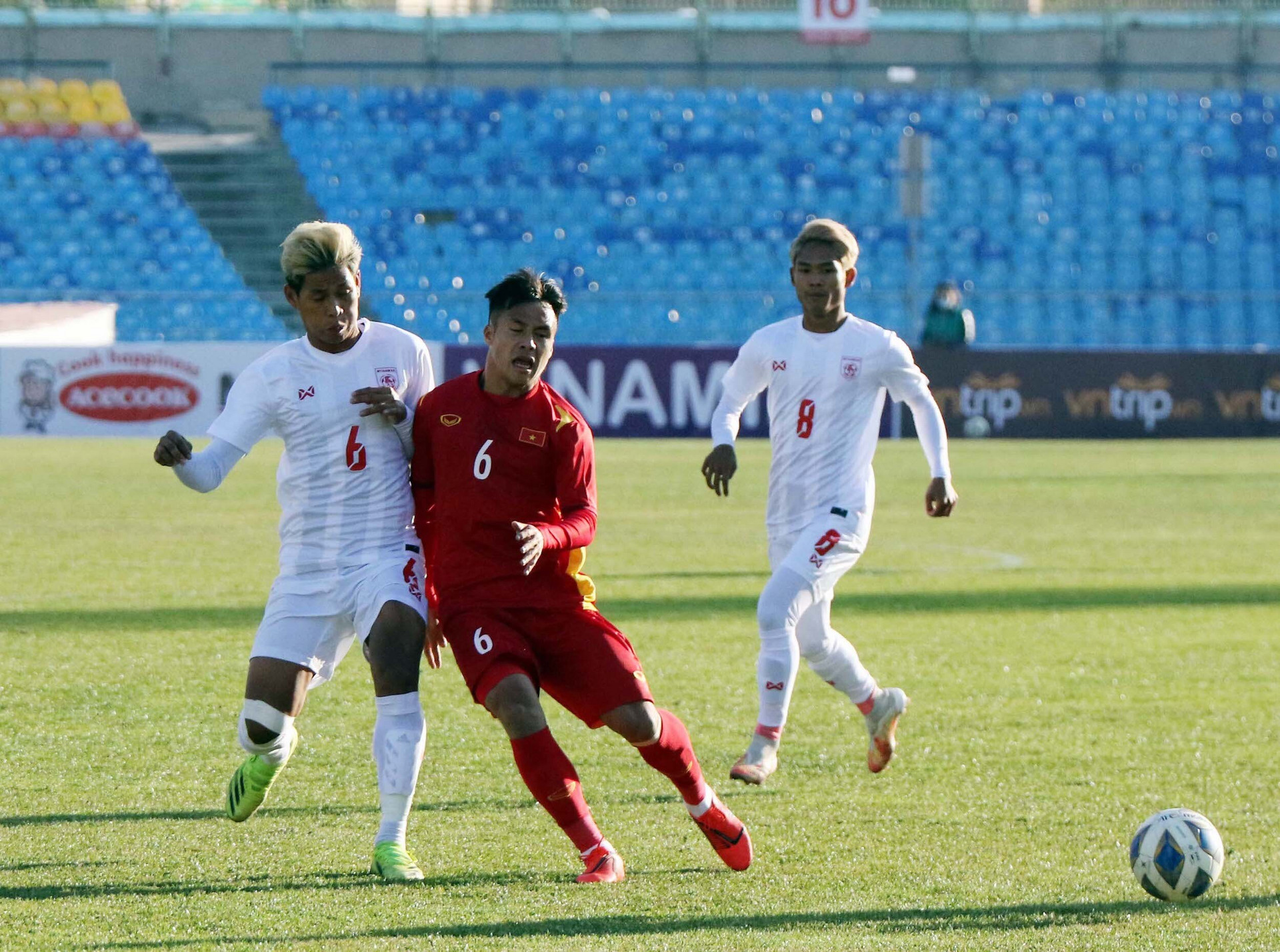 Cầu thủ U23 Việt Nam chưa bỏ tật đá xấu: Cơn đau đầu của HLV Park Hang Seo - 2