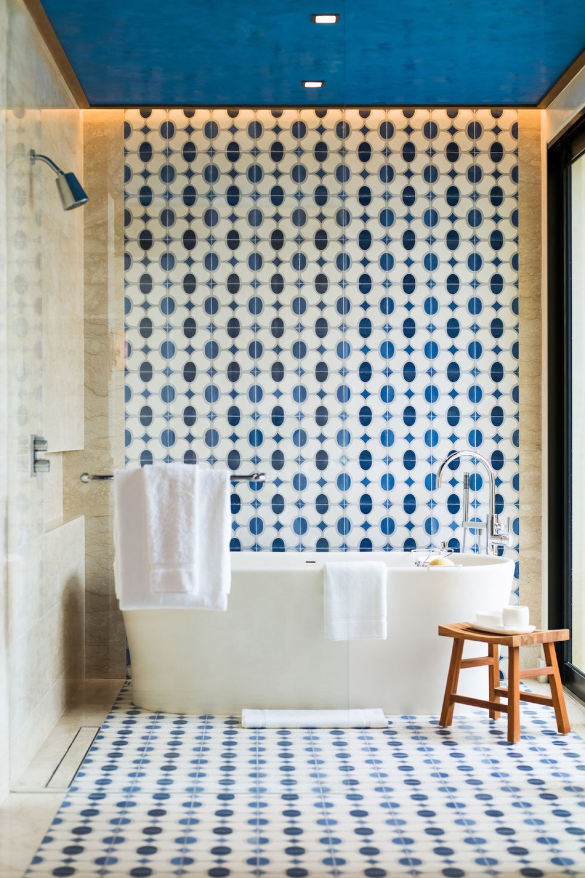 Đưa những yếu tố liên quan đến môi trường vào trong phòng tắm, ví dụ như trang trí trần, tường và nền bằng màu xanh nước biển, sẽ tạo cảm giác thư giãn hơn hẳn.