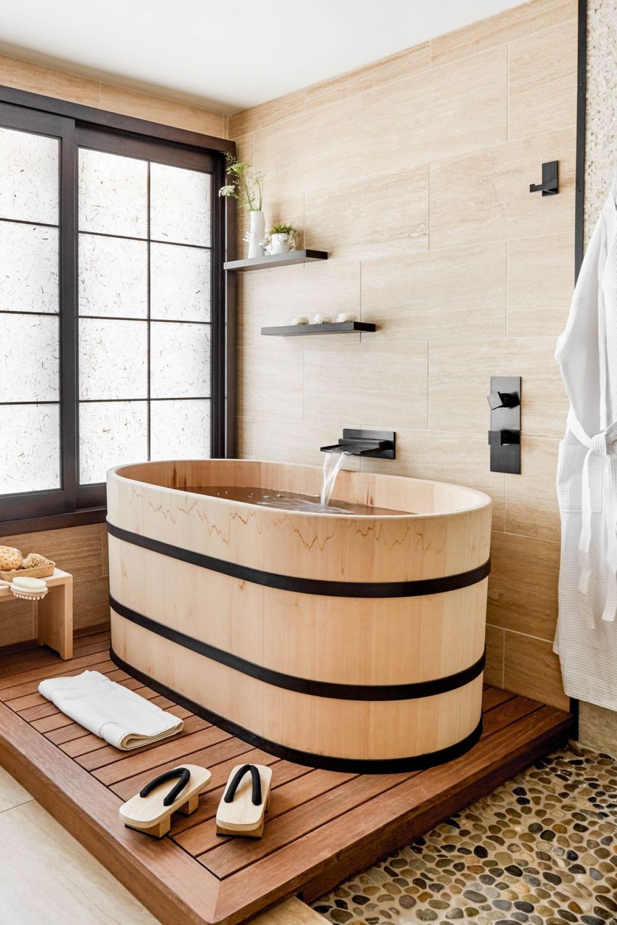 Màu gỗ tự nhiên, cách trang trí cùng tone màu cùng với các thiết kế trong phòng tắm từ gỗ giúp bạn có cảm giác hòa mình vào thiên nhiên hơn.