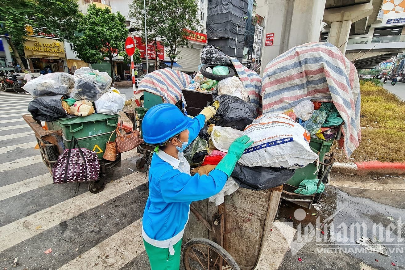 Cả loạt xe rác phủ bạt, bốc mùi trên phố Hà Nội