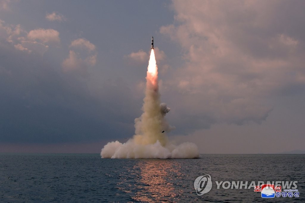 Hình ảnh được cho là SLBM được Triều Tiên phóng thử ngày 19/10 trên biển phía đông Triều Tiên. (Nguồn: KCNA)