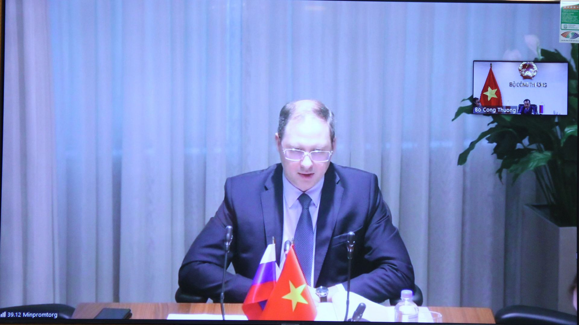 Thứ trưởng Liên bang Nga Gruzdev cho biết, Liên bang Nga muốn đẩy nhanh hợp tác với Việt Nam trong lĩnh vực sản xuất ô tô, đóng góp vào sự phát triển của ngành này tại Việt Nam