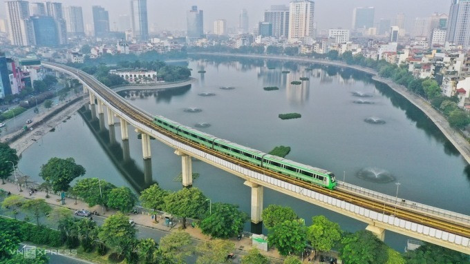 Đoàn tàu tuyến Cát Linh - Hà Đông chạy thử qua đoạn hồ Hoàng Cầu, tháng 12/2020. Ảnh:Giang Huy