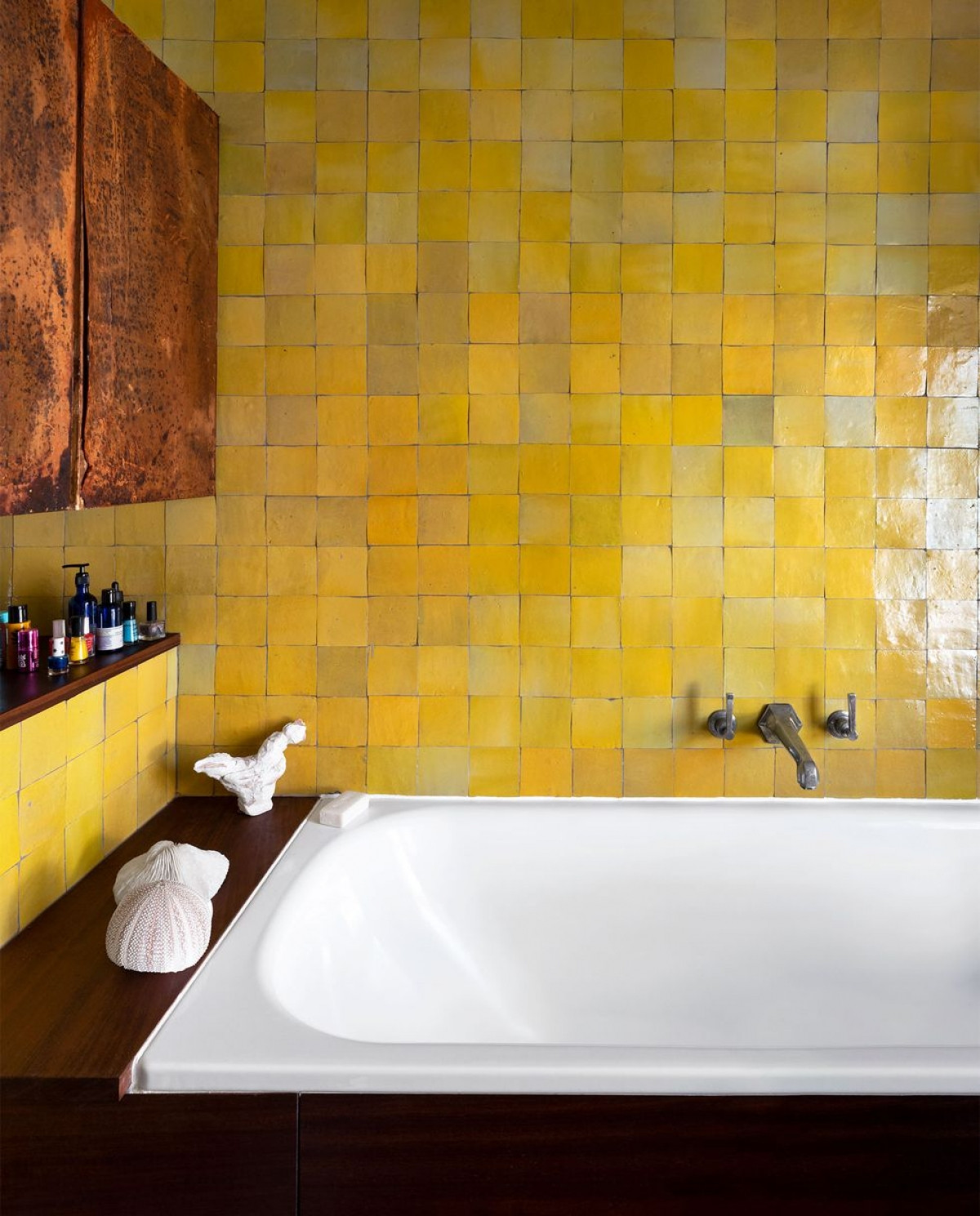 Tường phòng tắm cũng sử dụng màu vàng, nổi bật với sắc trắng của bồn tắm./.