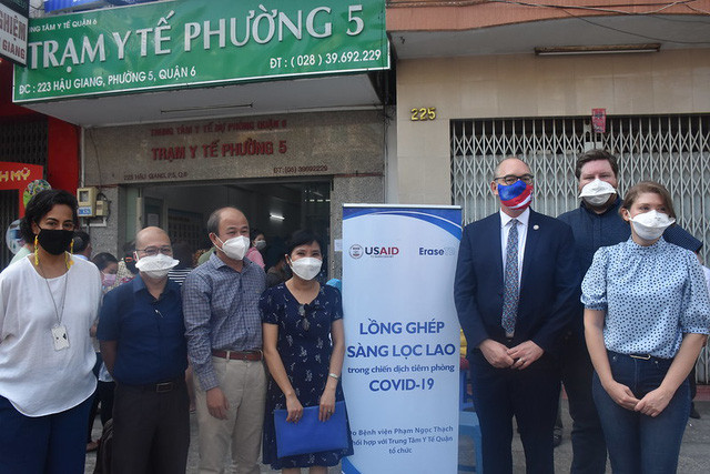Quyền Tổng lãnh sự Hoa Kỳ Robert Greenan thăm điểm tiêm phòng COVID-19 tại phường 5, quận 6 ở TP.Hồ Chí Minh