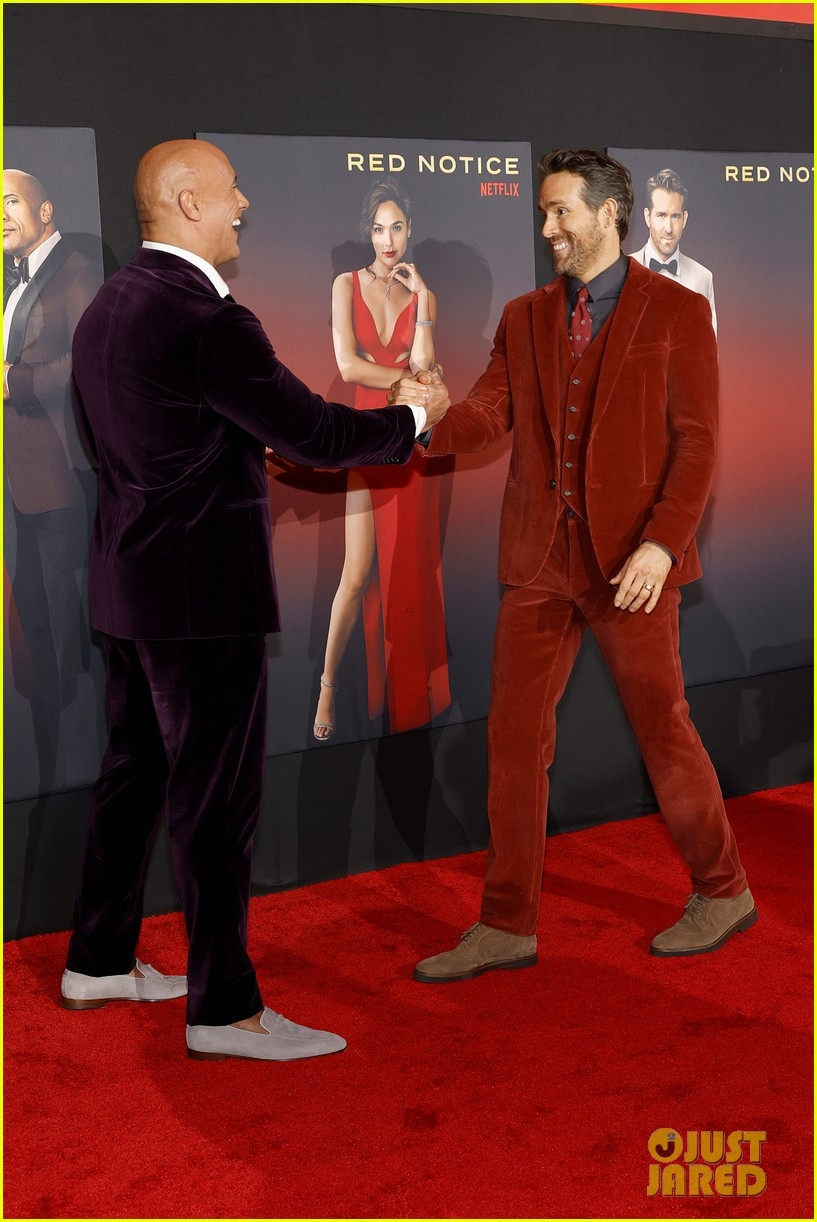 Ra mắt phim 'Red Notice': Dwayne Johnson, Gat Gadot, Ryan Reynolds gây choáng khi diện đồ đỏ rực