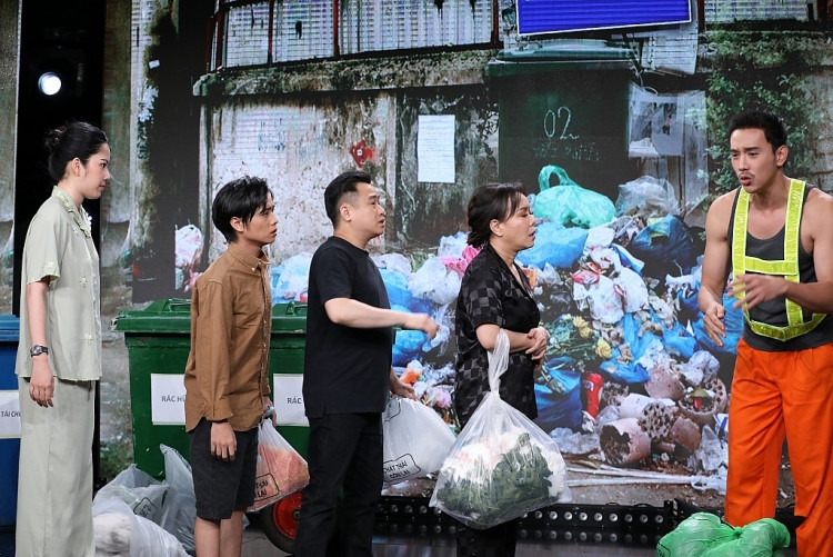 'Tiếp chiêu đi chờ chi': Thuận Nguyễn hóa nhân viên phân loại rác thải chuyên nghiệp