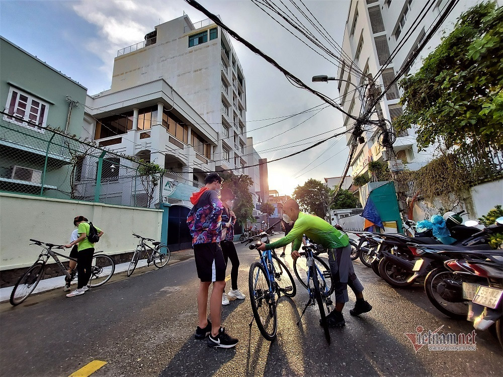 Hồi lực sau cách ly, Sài Gòn rủ nhau thuê xe đạp rèn sức khỏe