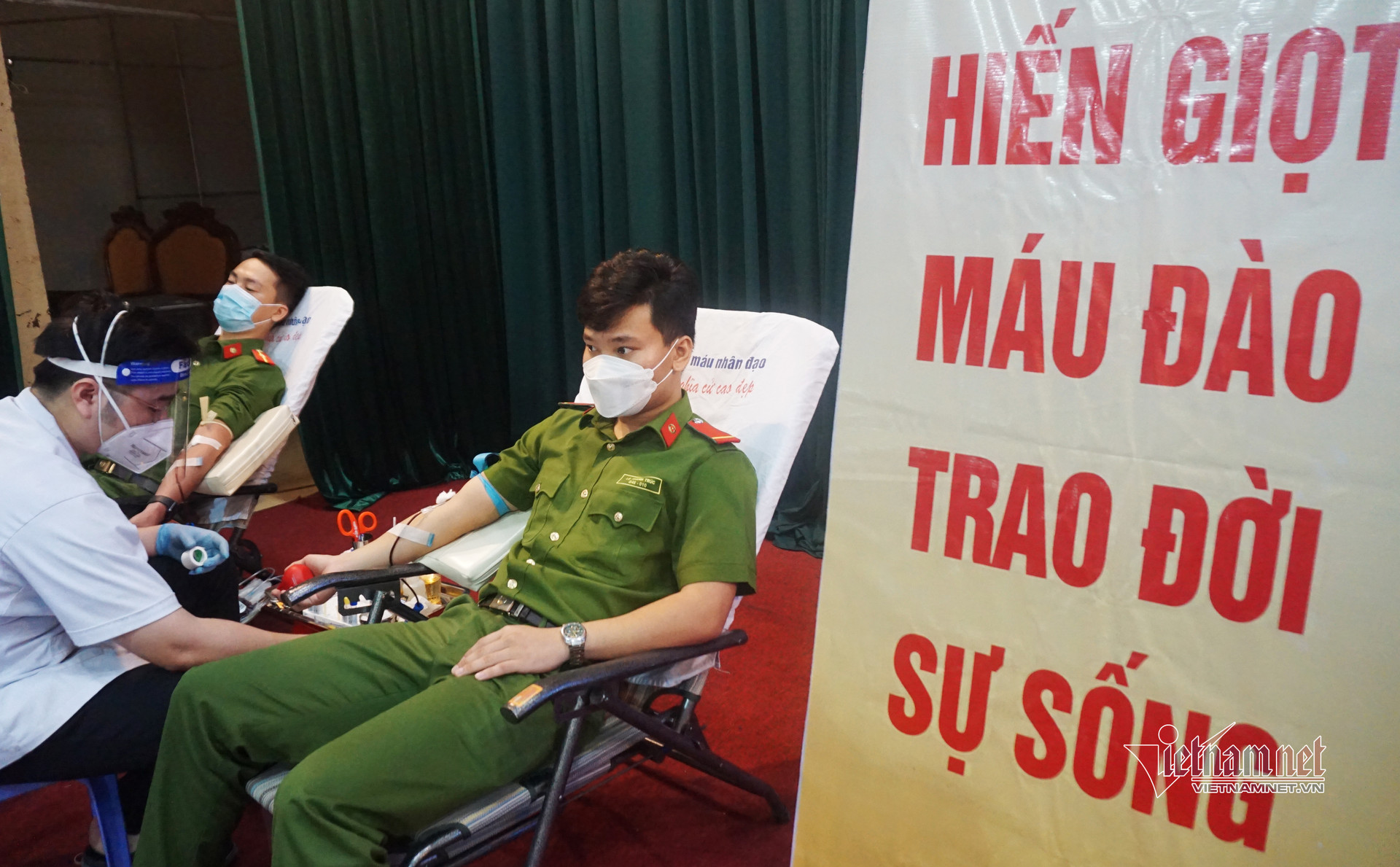 Những 'bông hồng thép' Công an Đà Nẵng tham gia hiến máu cứu người