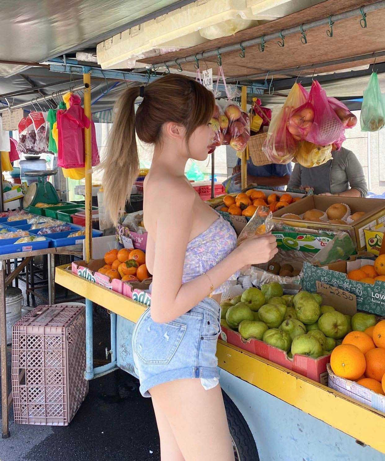 Mặc áo ngắn với quần lộ túi đi chợ mua hoa quả, cô gái khoe trọn vóc dáng đẹp - 3