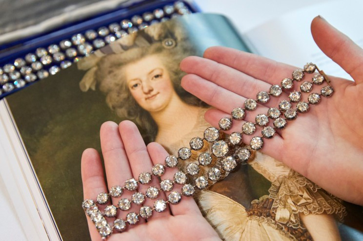 Cận cảnh vòng tay kim cương triệu đô của Hoàng hậu xa xỉ Marie Antoinette - 2
