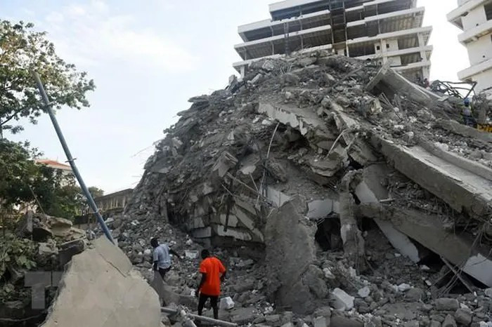 Sập nhà cao tầng ở Nigeria, cứu hộ chạy đua với thời gian để tìm người dưới đống đổ nát