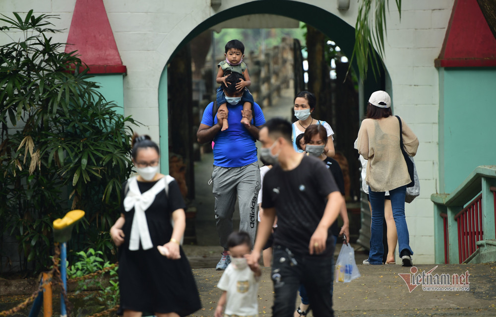 Người dân Sài Gòn háo hức đến chơi Thảo Cầm Viên ngày mở cửa trở lại