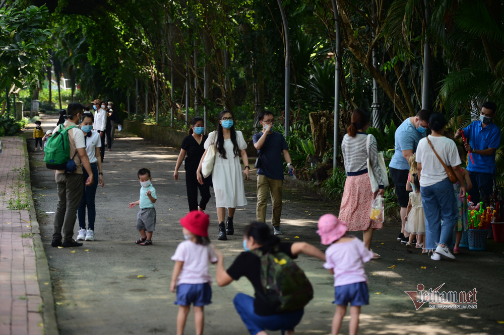 Người dân Sài Gòn háo hức đến chơi Thảo Cầm Viên ngày mở cửa trở lại