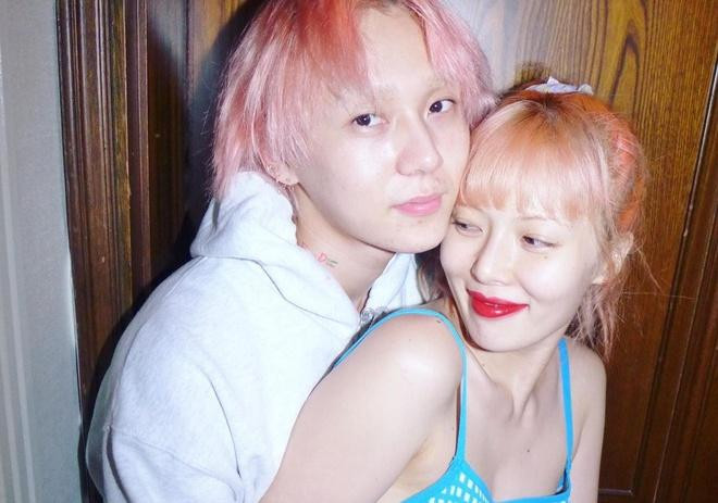 Loạt ảnh ôm hôn của HyunA và bạn trai bị chê kỳ dị-5