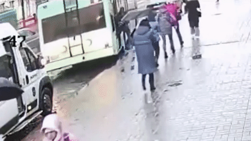 cô gái bước chân lên xe buýt khi chiếc xe bắt đầu di chuyển