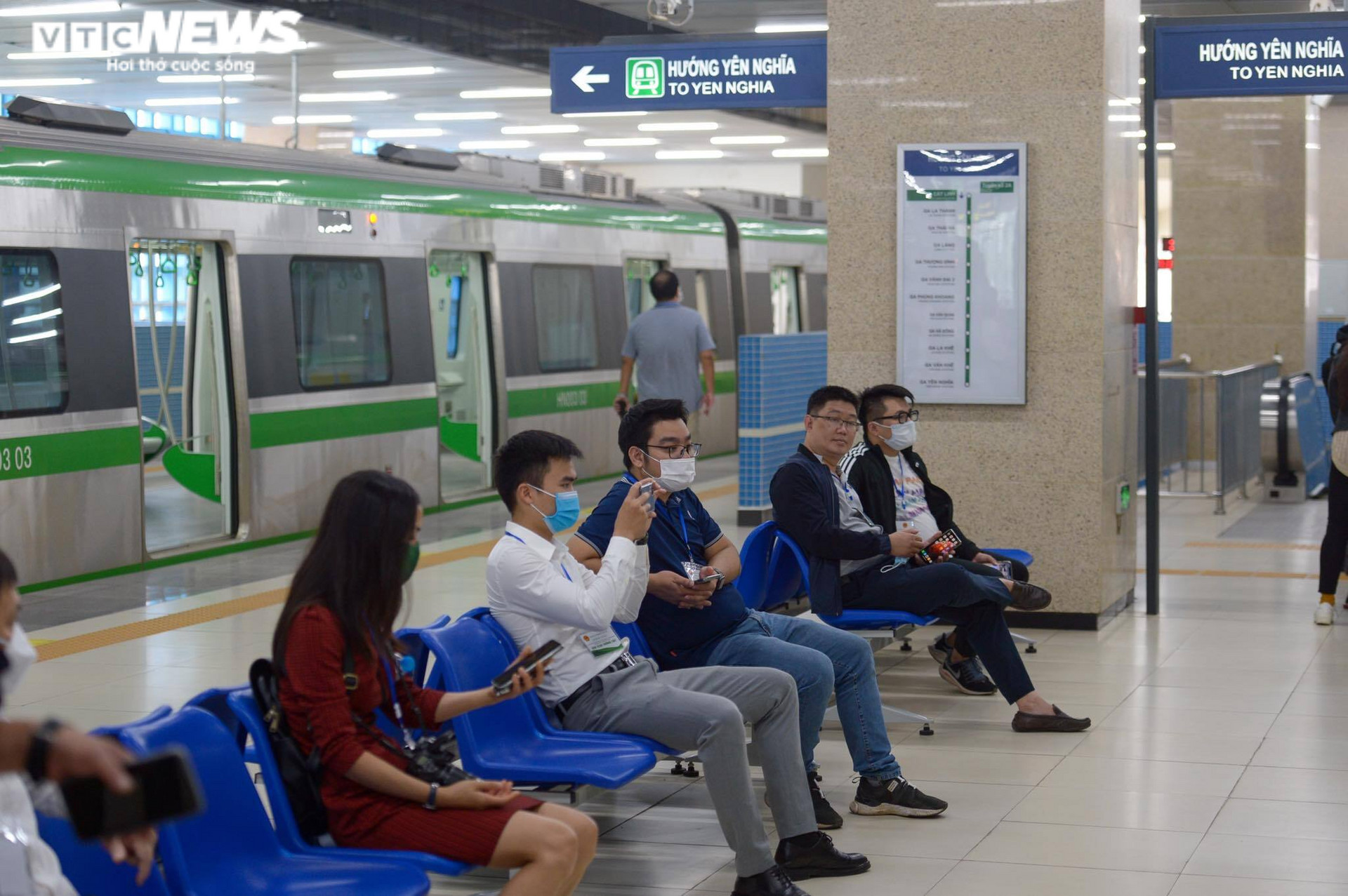 Ảnh: Những vị khách đầu tiên đi đường sắt Cát Linh - Hà Đông - 9