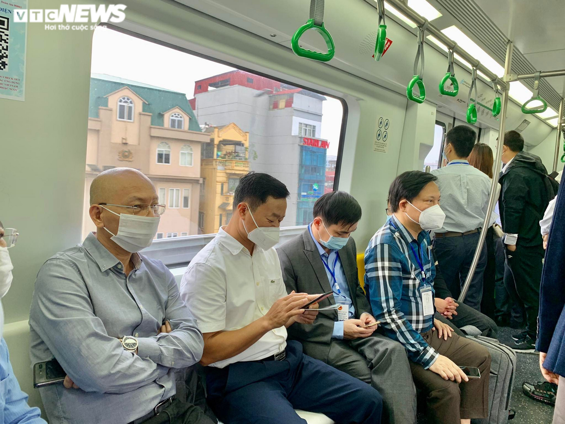 Ảnh: Những vị khách đầu tiên đi đường sắt Cát Linh - Hà Đông - 10