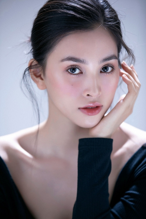 Theo style trang điểm của chị đẹp Song Hye Kyo, Hoa hậu Tiểu Vy khiến khán giả suýt xoa vì nhan sắc