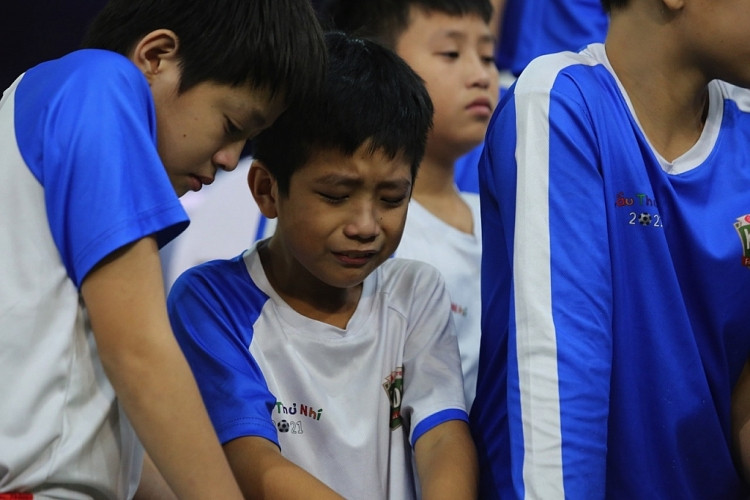 Loạt cầu thủ nhí khóc 'như mưa' khi HLV Minh Phương loại khỏi chương trình 'Cầu thủ nhí 2021'