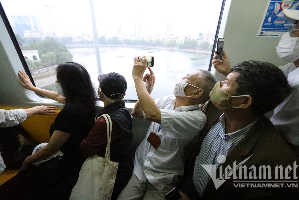 Người dân xếp hàng chờ trải nghiệm miễn phí tàu Cát Linh - Hà Đông