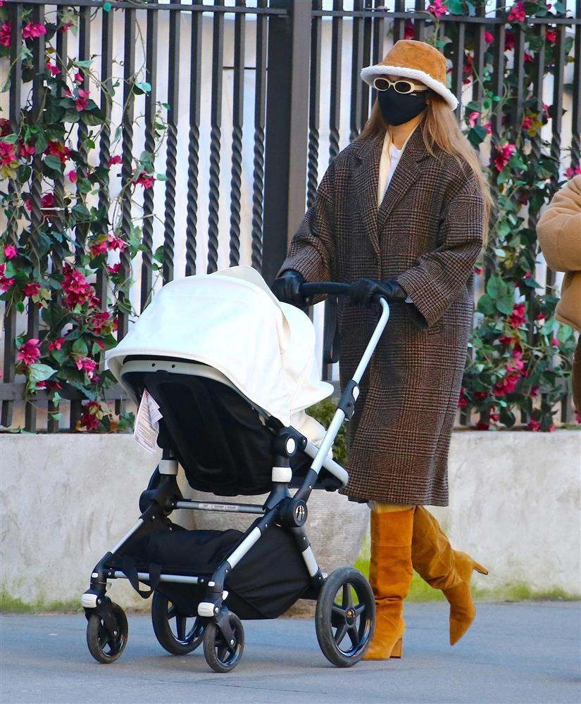 Mẹ bỉm Gigi Hadid đi dạo cùng con gái cũng lên đồ đẹp chất ngất-9