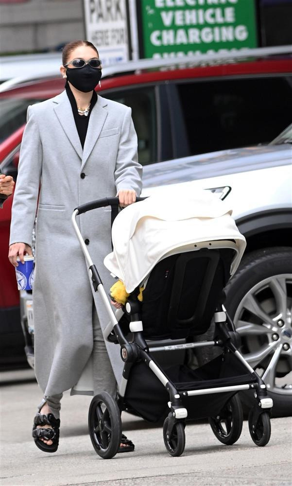 Mẹ bỉm Gigi Hadid đi dạo cùng con gái cũng lên đồ đẹp chất ngất-3