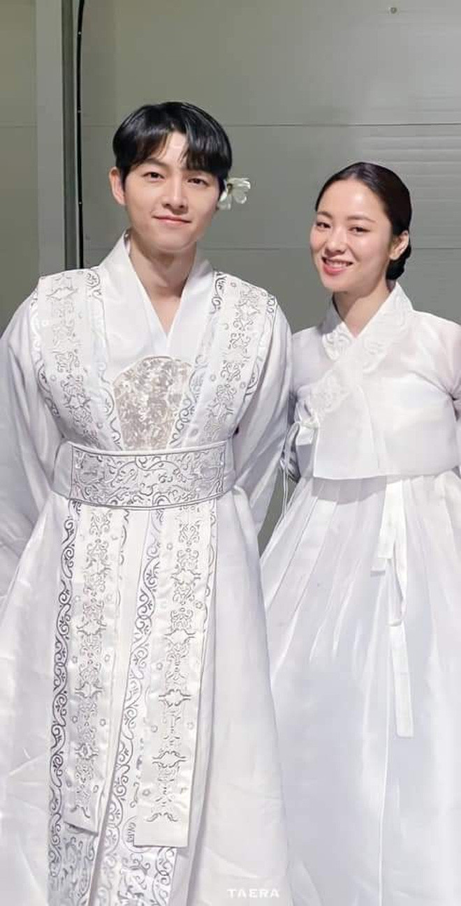 Song Joong Ki và bạn gái tin đồn Jeon Yeo Bin lại bị đồn thổi đang hẹn hò tại trời Tây?