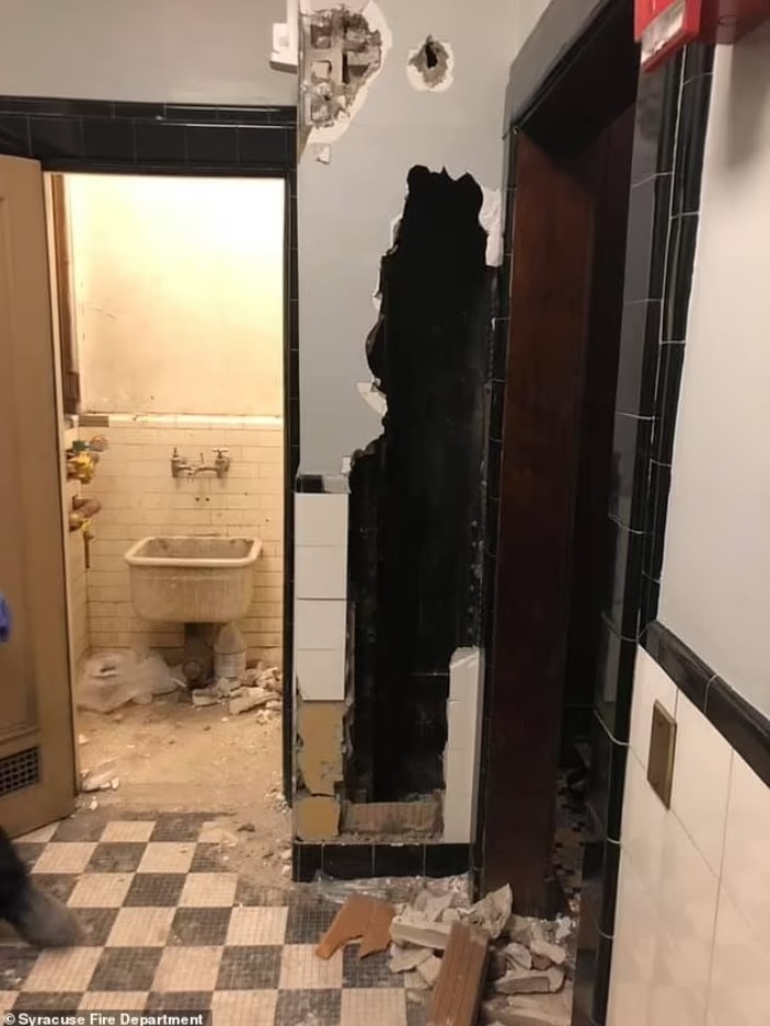 Người đàn ông khỏa thân mắc kẹt trong nhà hát vài ngày mới được giải cứu - 3 Người đàn ông khỏa thân mắc kẹt trong nhà hát vài ngày mới được giải cứu - 3