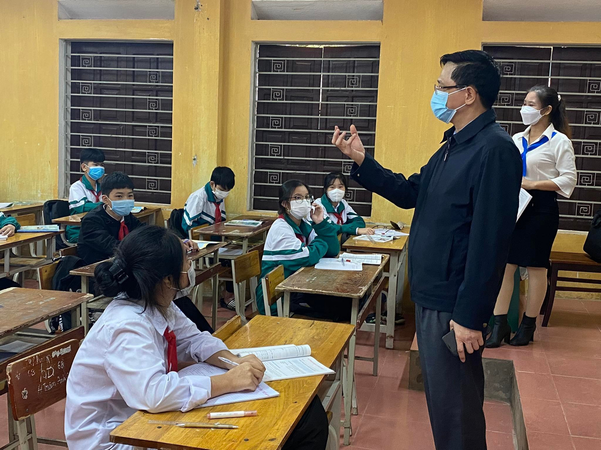Ảnh: Những học sinh đầu tiên ở Hà Nội được tới trường sau 6 tháng nghỉ dịch - 3