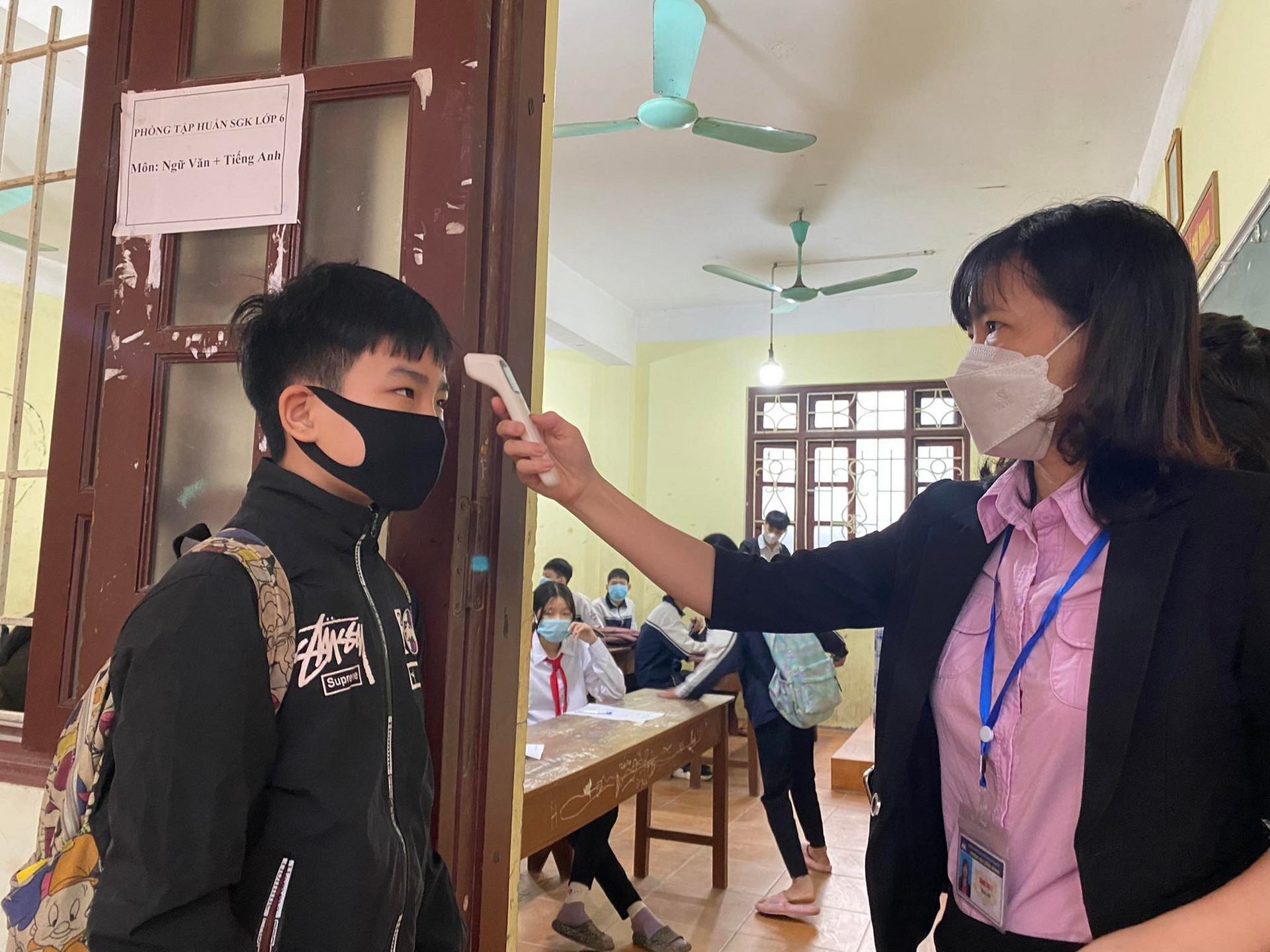 Ảnh: Những học sinh đầu tiên ở Hà Nội được tới trường sau 6 tháng nghỉ dịch - 1