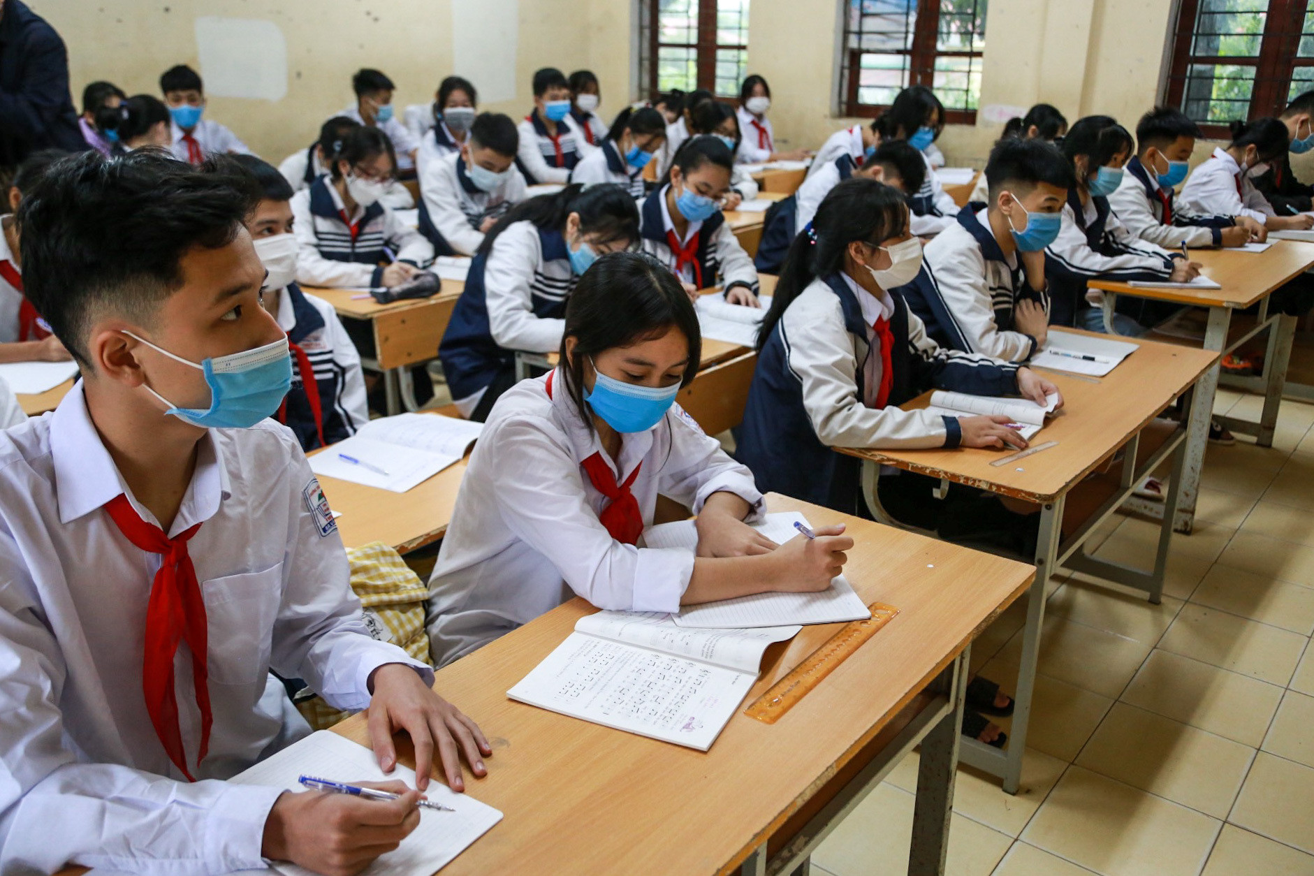 Ảnh: Những học sinh đầu tiên ở Hà Nội được tới trường sau 6 tháng nghỉ dịch - 5