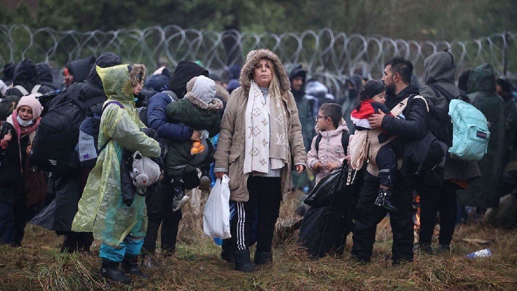Người di cư đổ dồn về biên giới, Ba Lan đóng cửa khẩu, Belarus nói 'súng đã nổ'. (Nguồn: AFP)