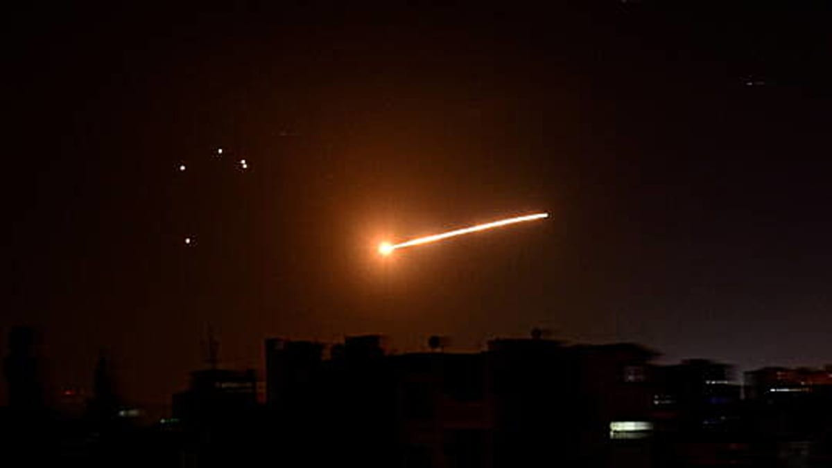 Israel nã tên lửa vào Syria, điều chiến cơ diệt ngầm Mỹ tính trò phá khóa căn cứ Nga