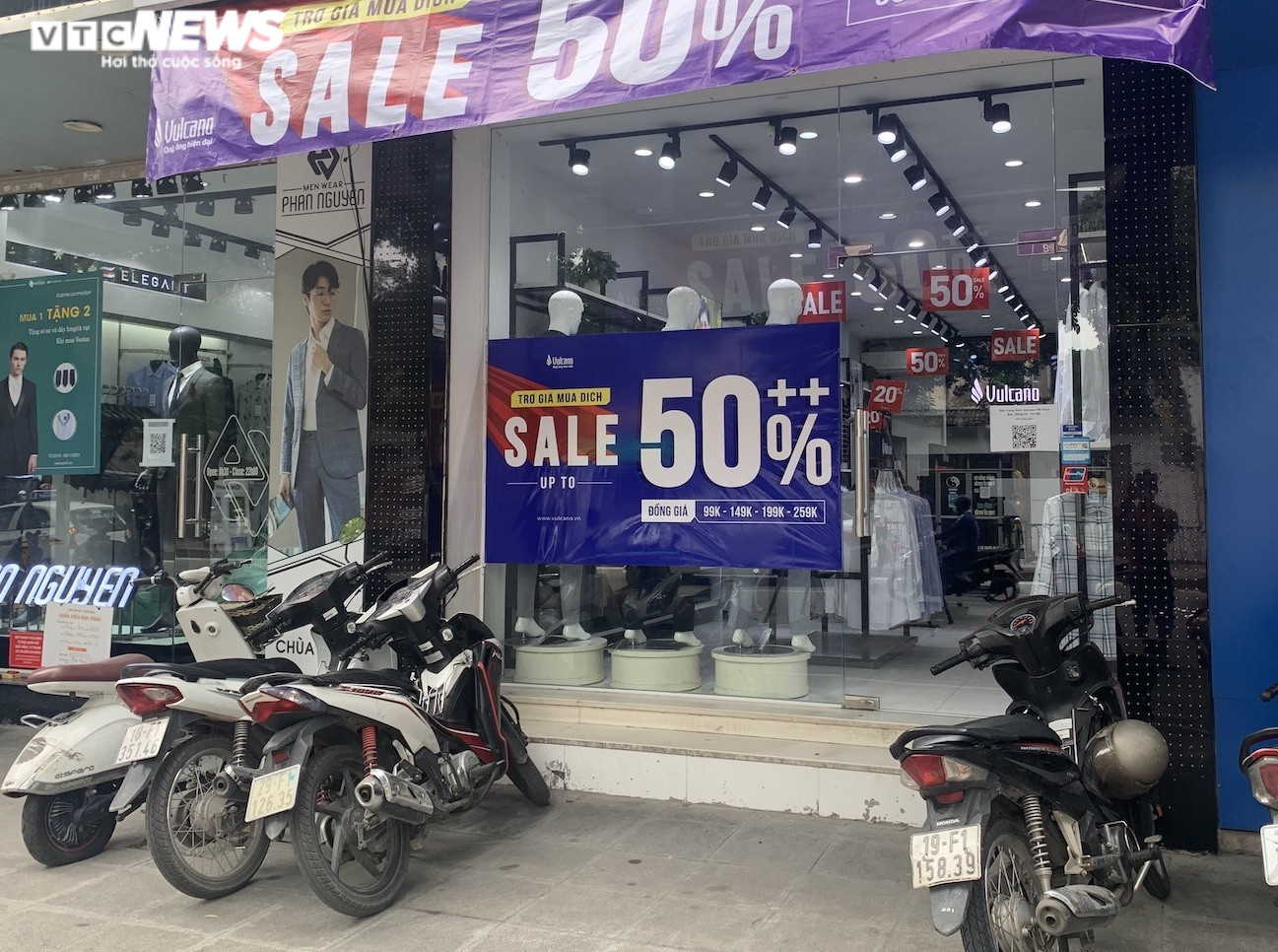Khách 'ngại' mua sắm, cửa hàng thời trang, trung tâm thương mại Hà Nội vắng tanh - 4